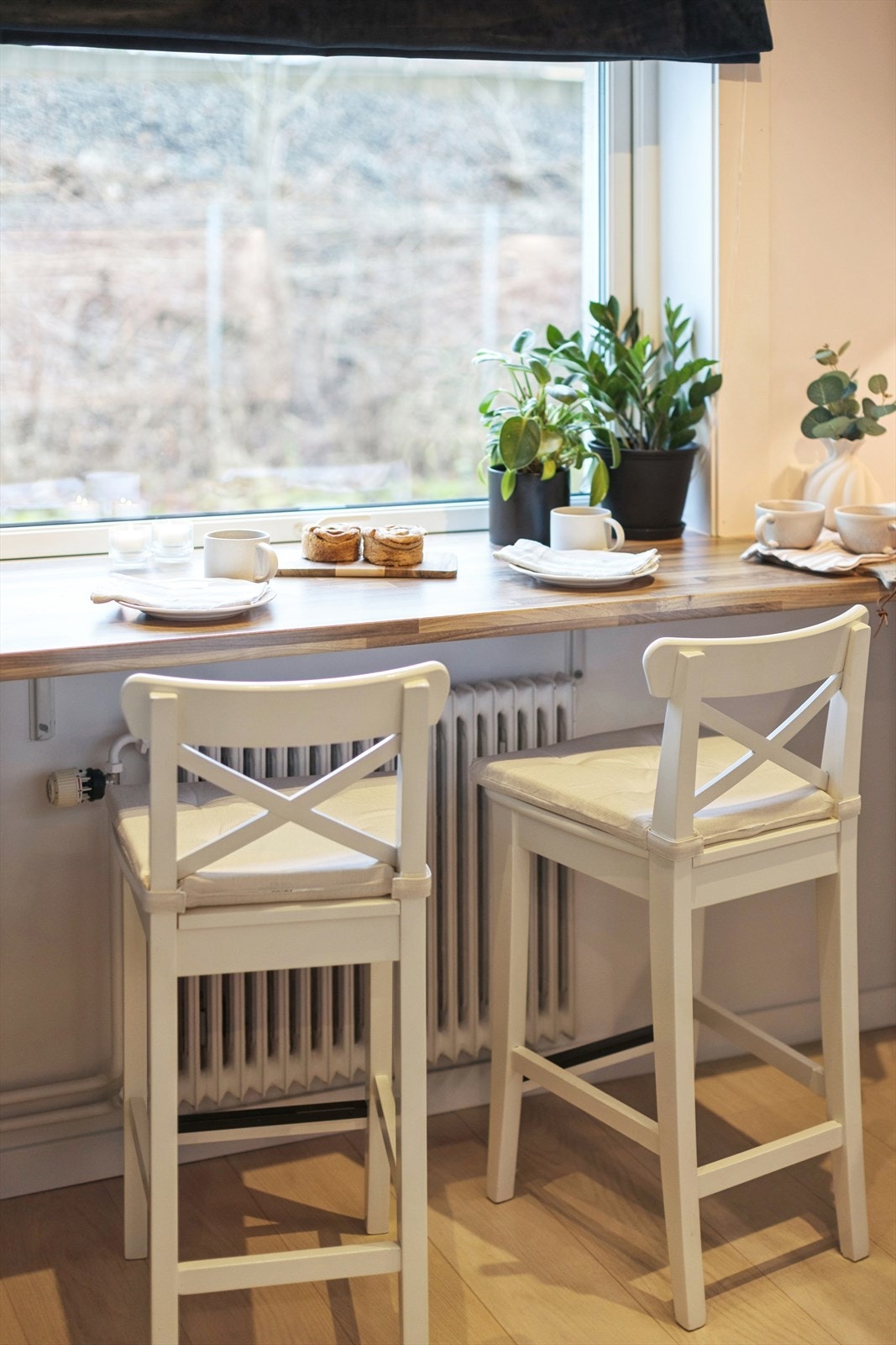 Den smarte barløsningen ved vinduet gir en hyggelig spiseplass i hverdagen. Galleribilde