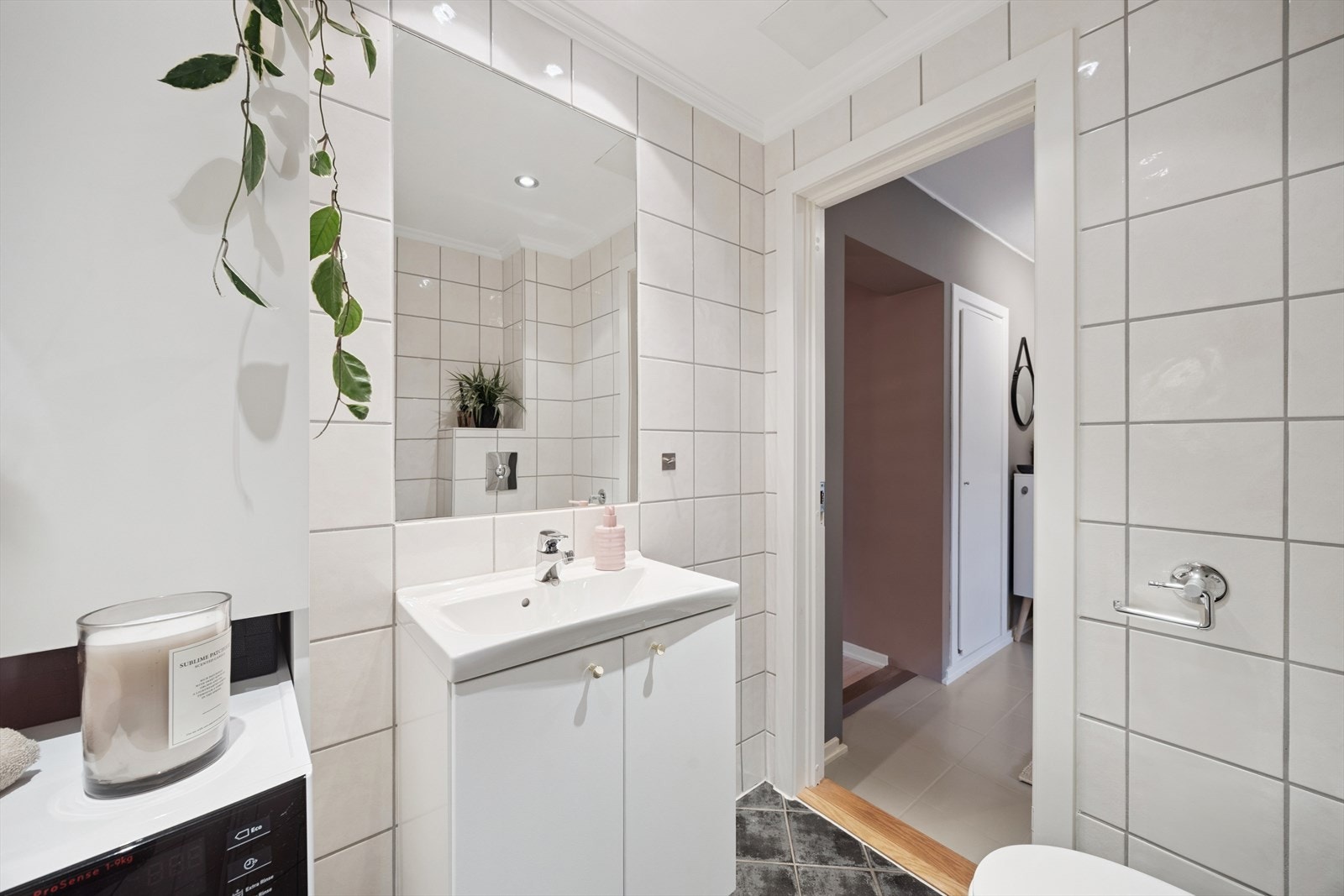 Pent flislagt bad med servantinnredning og speilskap. Galleribilde