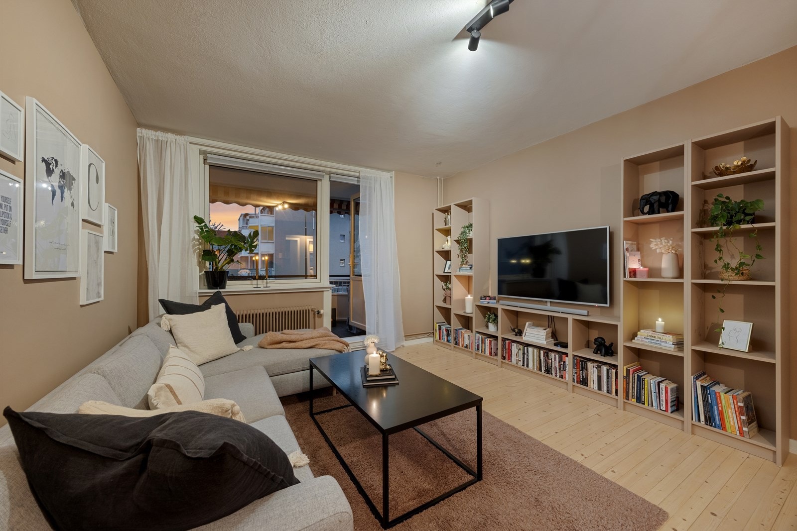 Store vindusflater gir rikelig med naturlig lys og leder ut til balkongen. Galleribilde