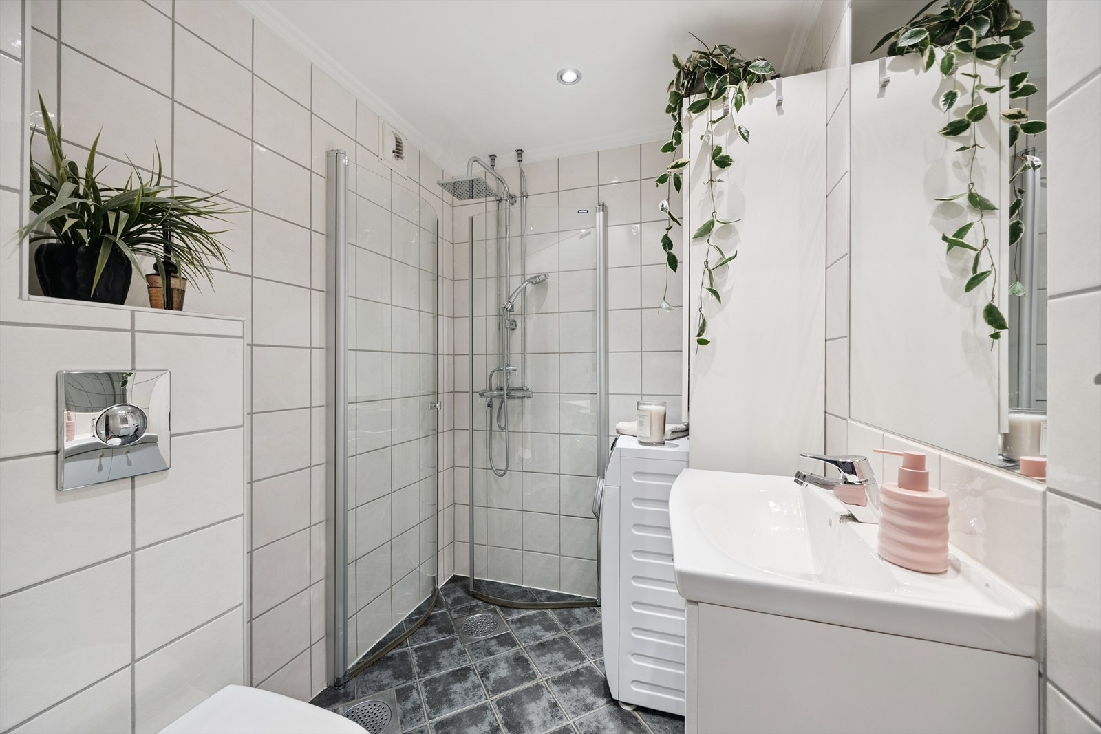 Badet har dusjhjørne med innfellbare dører og opplegg for vaskemaskin. Galleribilde