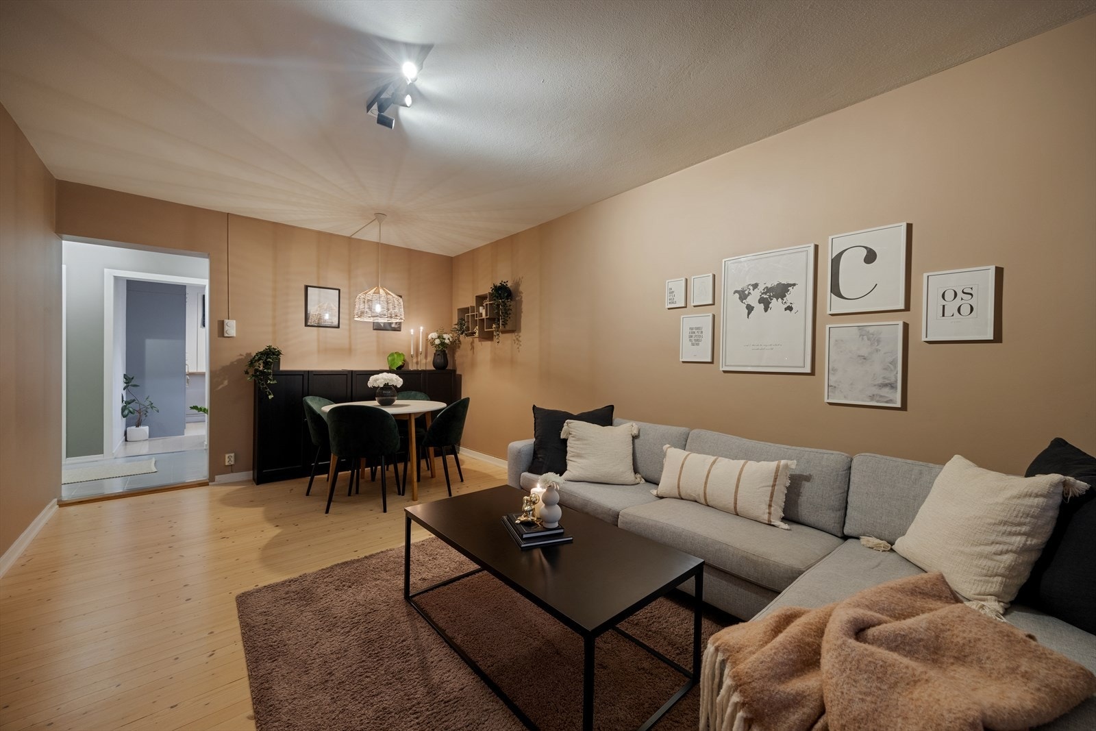 Stuen er leilighetens samlingspunkt, med god plass for sosialt samvær. Galleribilde