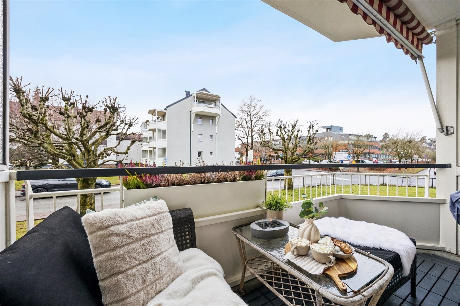 Utsikt fra balkongen over borettslagets grønne fellesarealer. Galleribilde