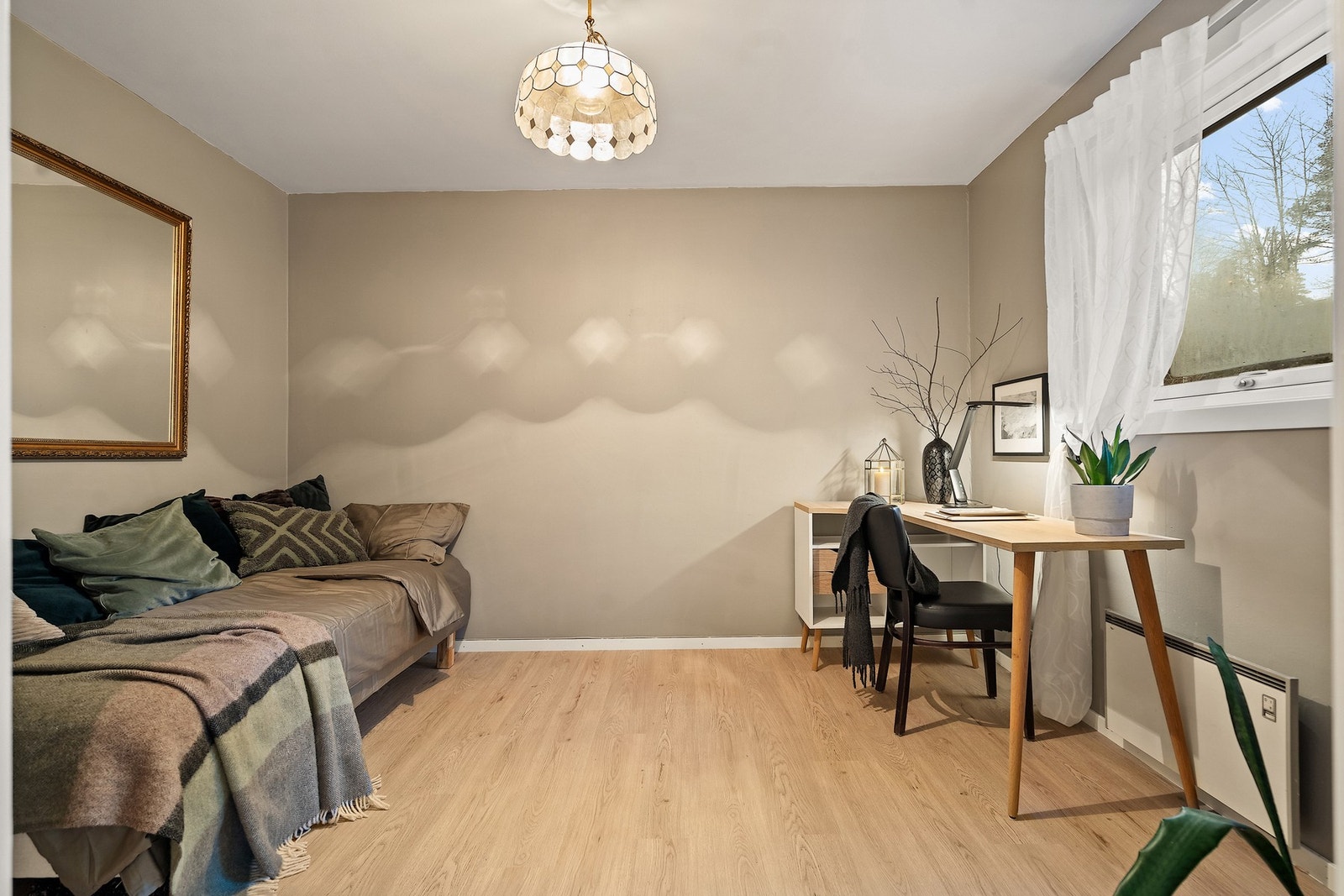 Soverom nr. 2. Soverommet er romslig og har plass til seng og garderobe Galleribilde