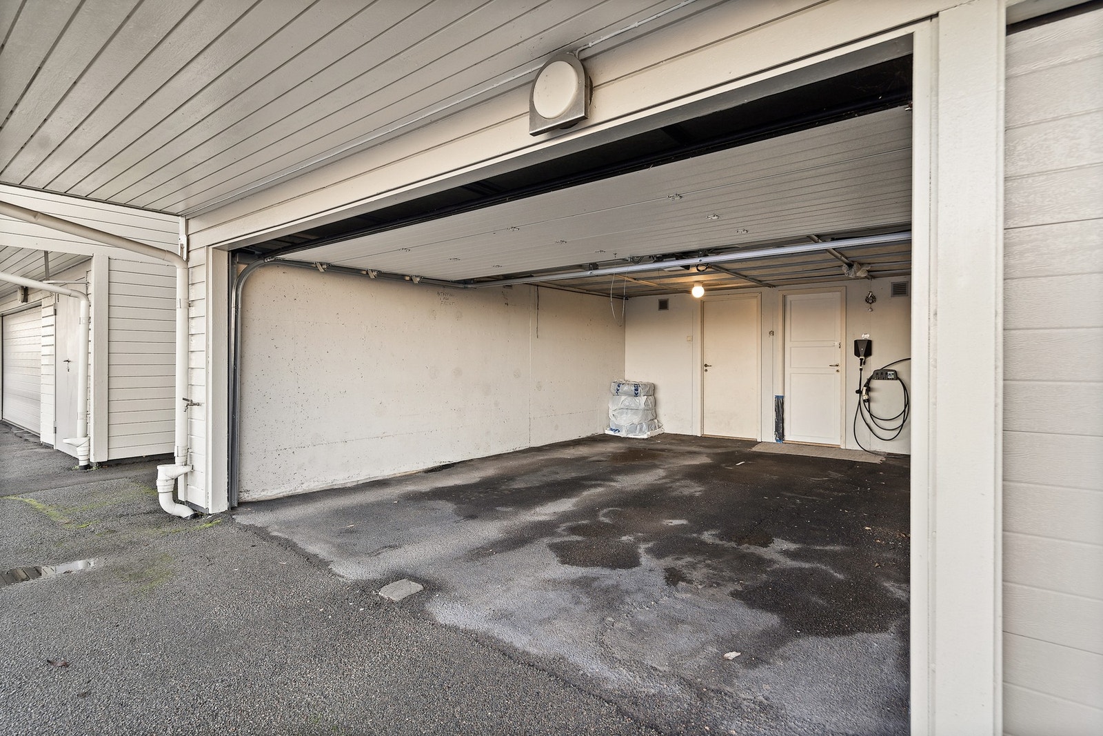 Det medfølger en parkeringsplass i garasjen. Galleribilde