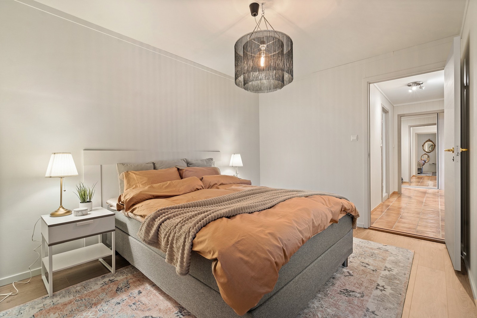 Romslig og delikat hovedsoverom Galleribilde