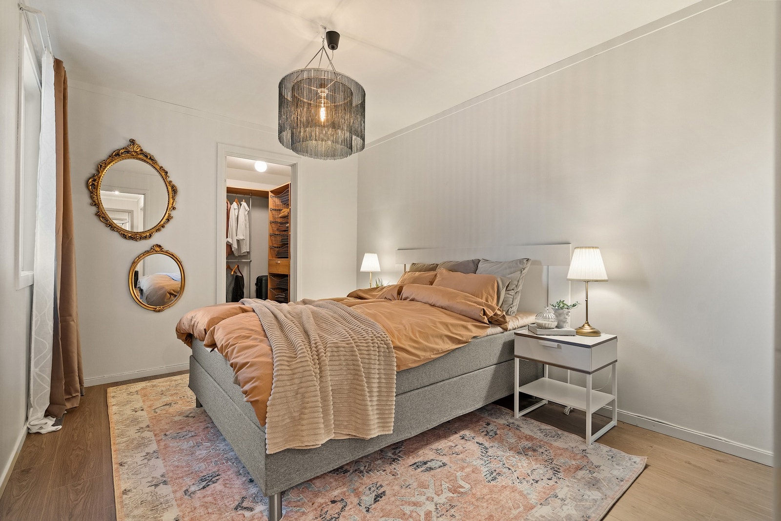 God plass til dobbelseng. Galleribilde