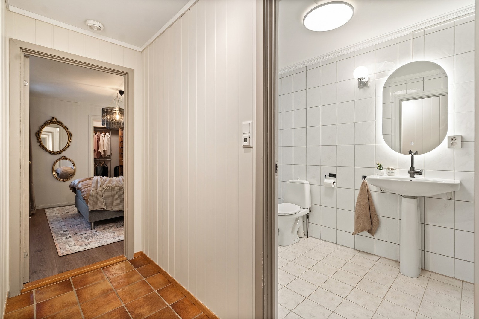 Mellomgang med hovedsoverom og bad Galleribilde