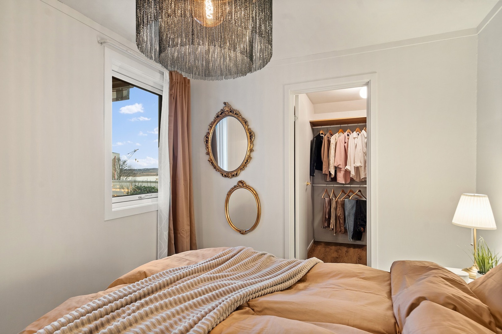 "Walk-in"-garderobe i en av bodene. Galleribilde