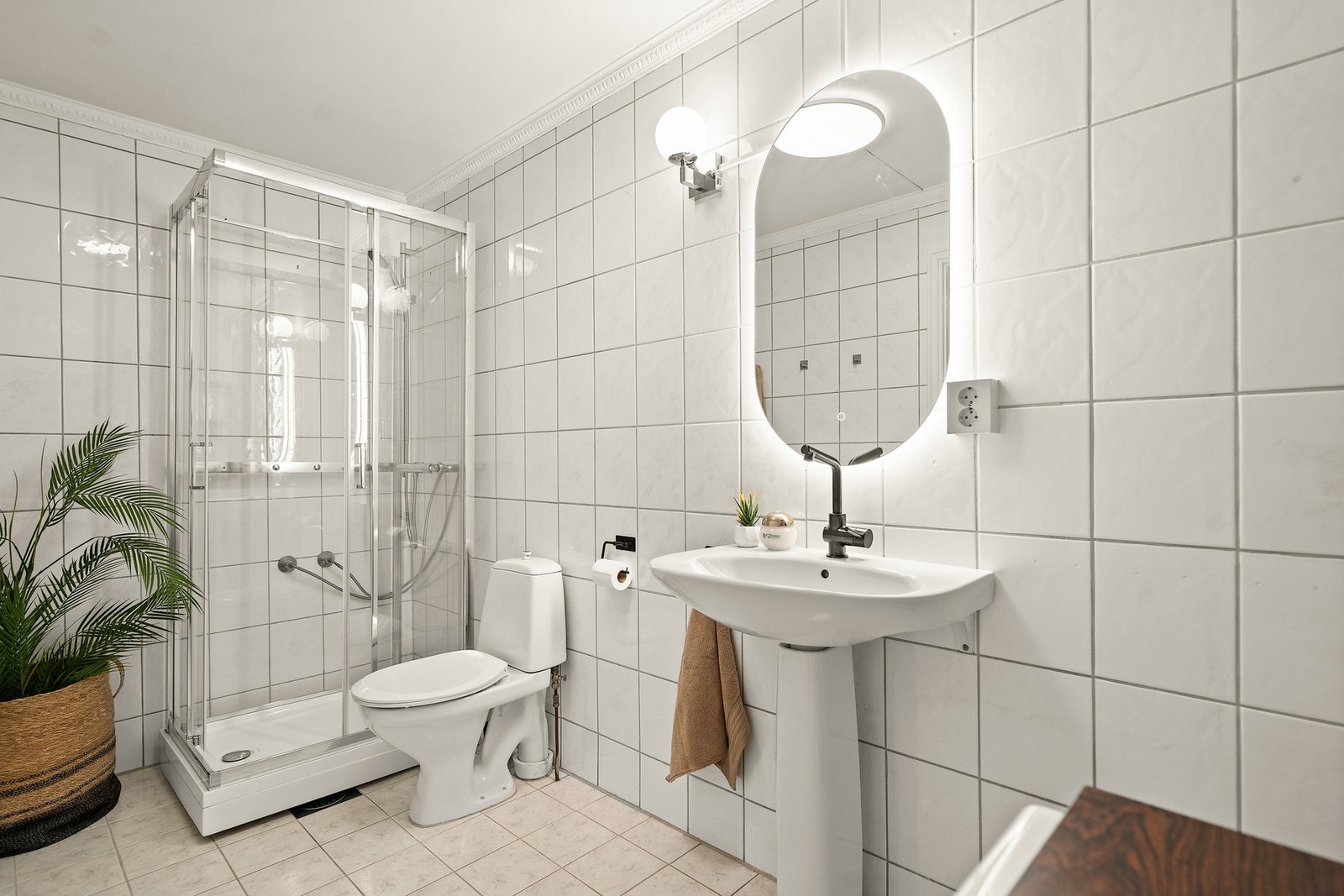 Pent bad med nytt dusjkabinett, servant og opplegg til vaskemaskin Galleribilde