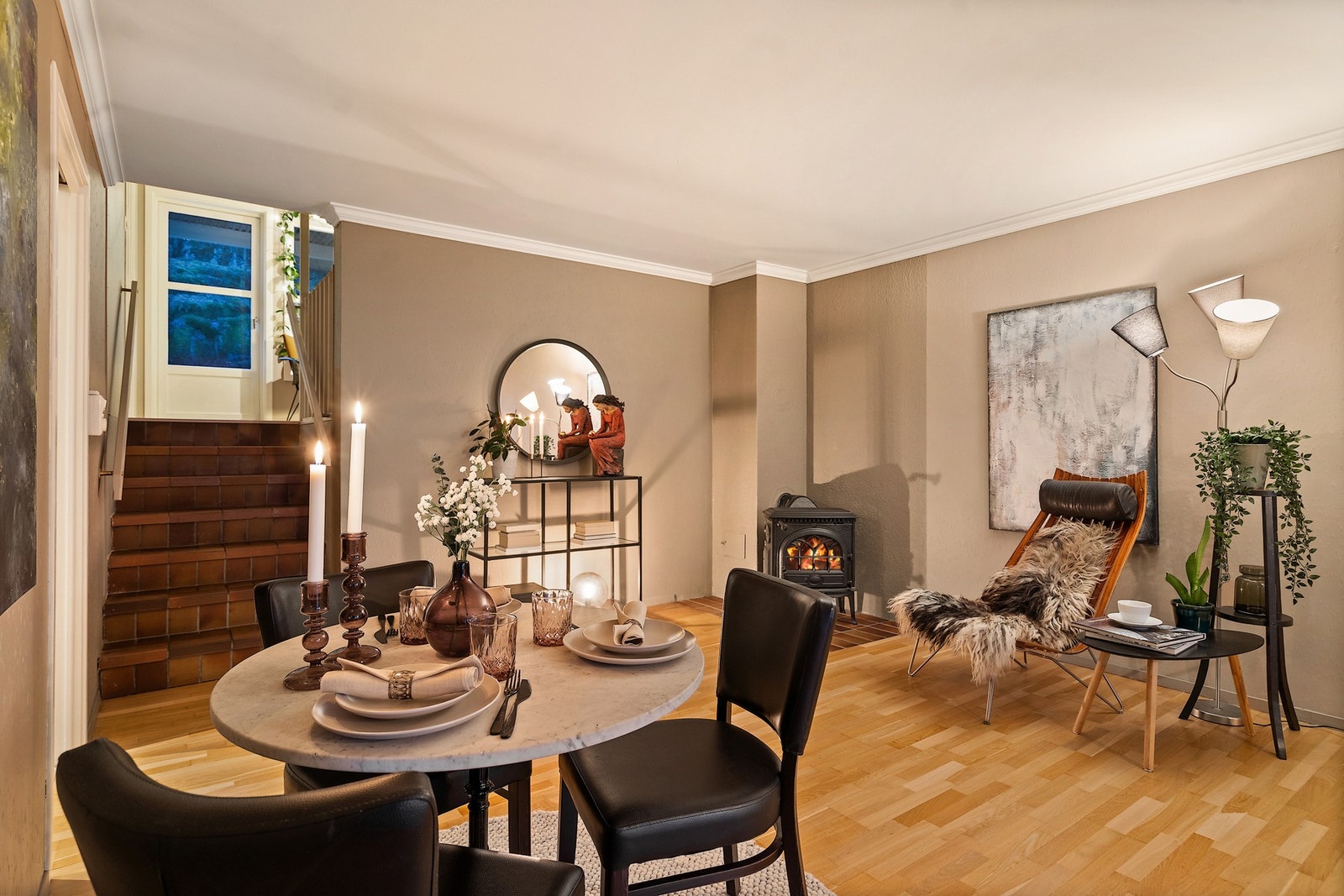 I stuen er det god plass til spiseplass Galleribilde