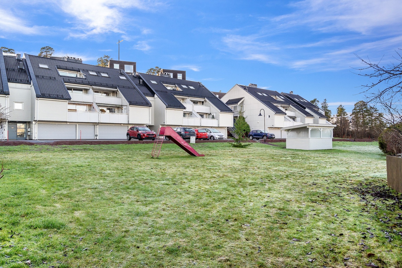 Hyggelige uteområder med lekeplass Galleribilde