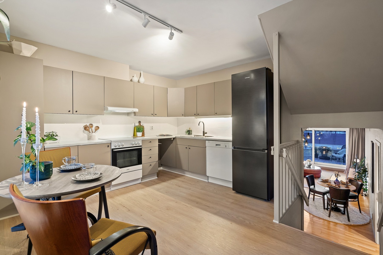 Pent kjøkken med mye skap- og benkeplass Galleribilde