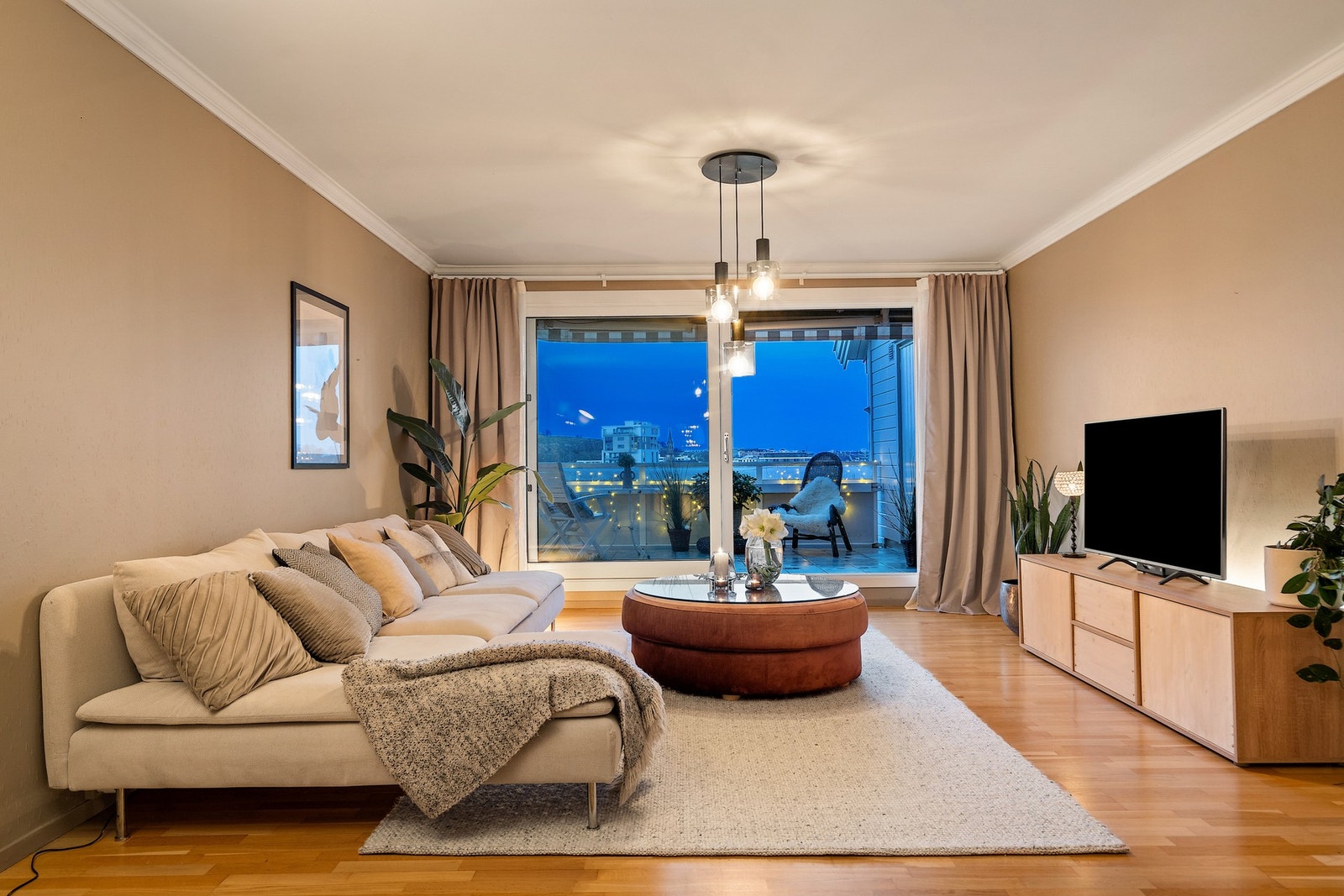 Fra stuen er det nydelig utsikt mot byen og Slottsfjellet Galleribilde