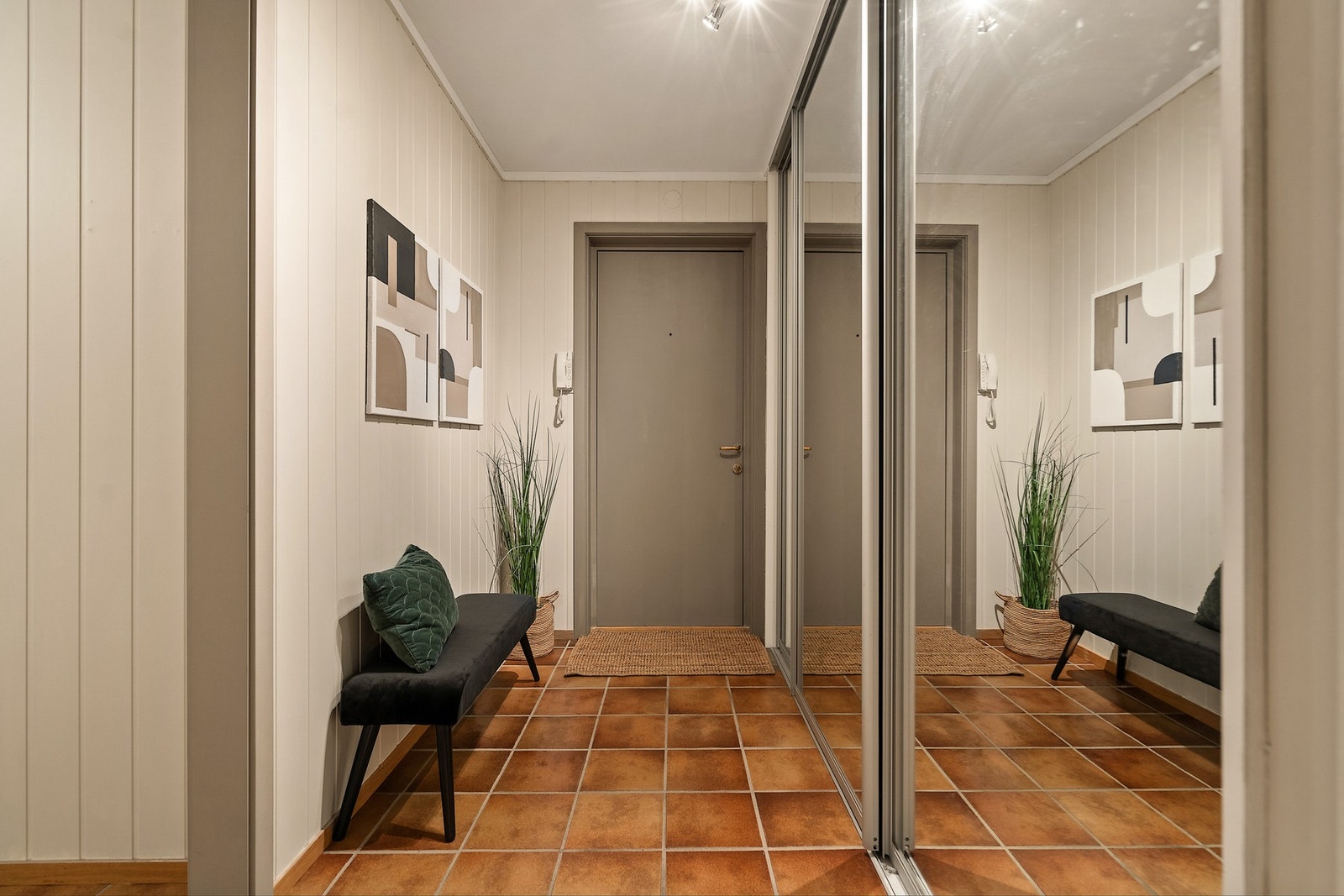 Entré med stor skyvedørsgarderobe Galleribilde