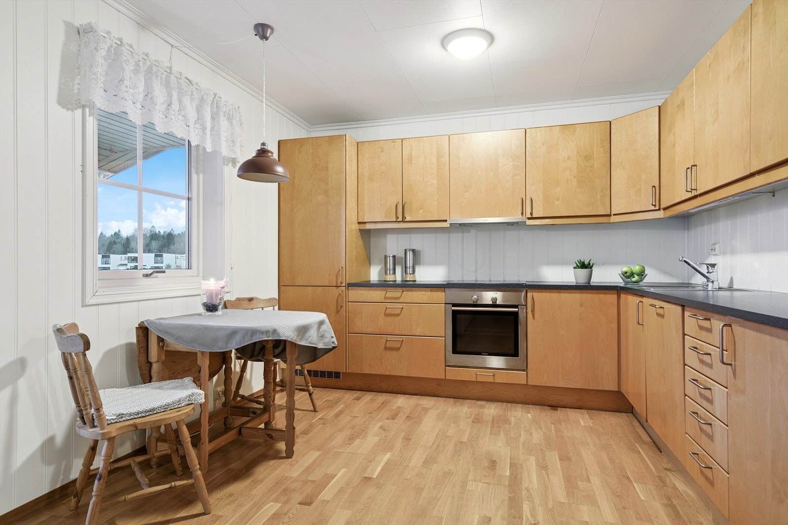 Kjøkkenet har godt med skapplass både i over- og underskap. Galleribilde