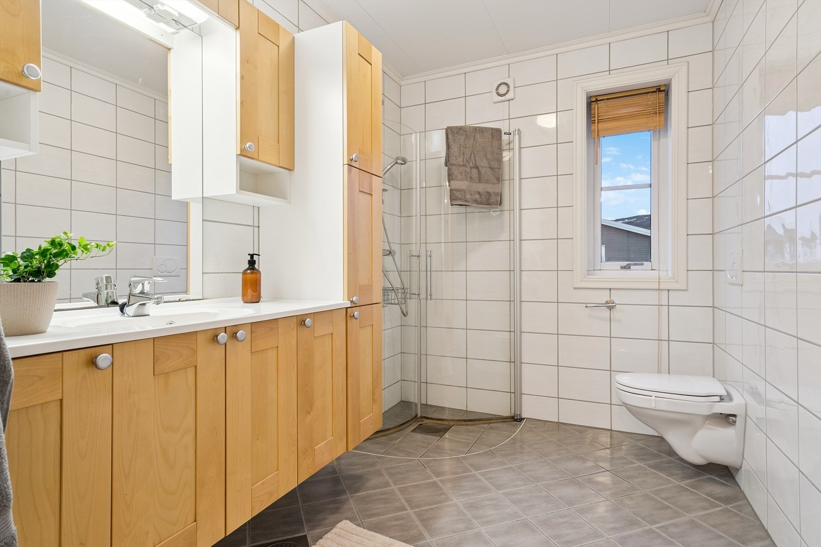 Pent og romslig bad på 5,3 kvm. Galleribilde