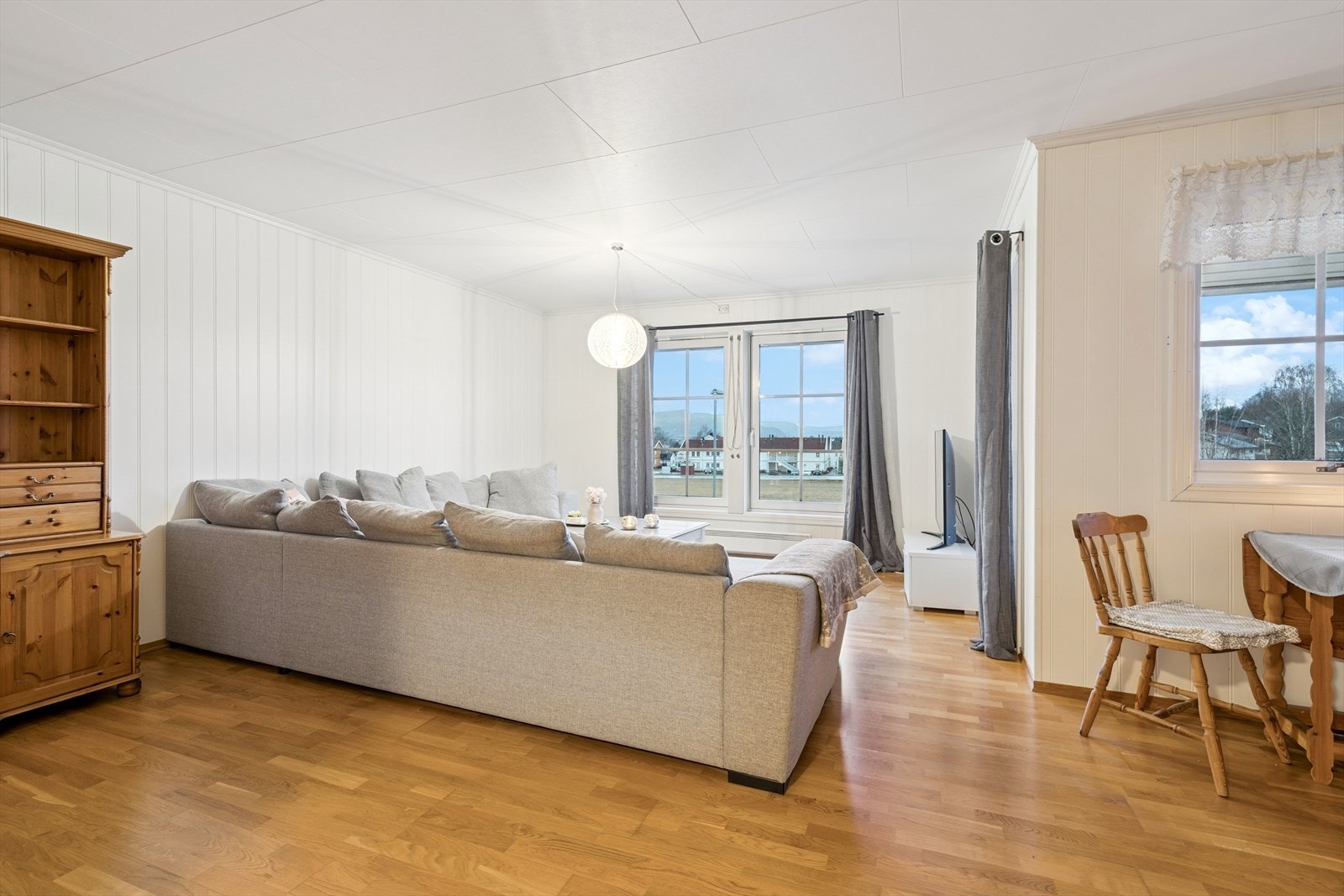 Her får du flere store vindusflater som sørger for rikelig med naturlig lys-innslipp. Galleribilde