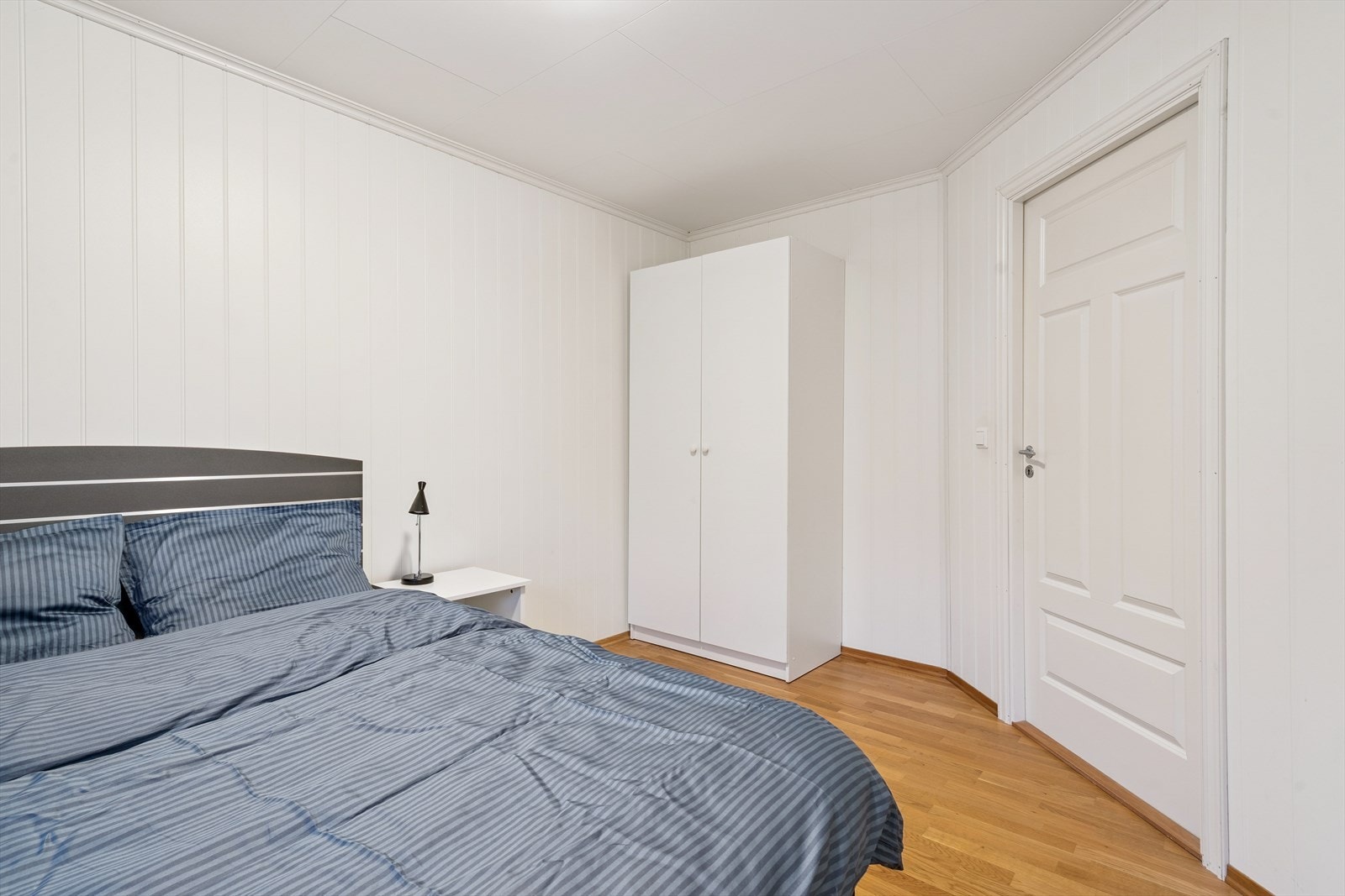 Her får du god plass til ønsket sengestørrelse og garderobeskap. Galleribilde