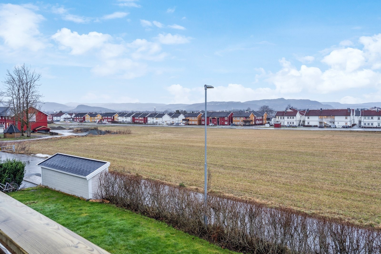 Leiligheten ligger i et rolig område uten gjennomgående trafikk. Galleribilde