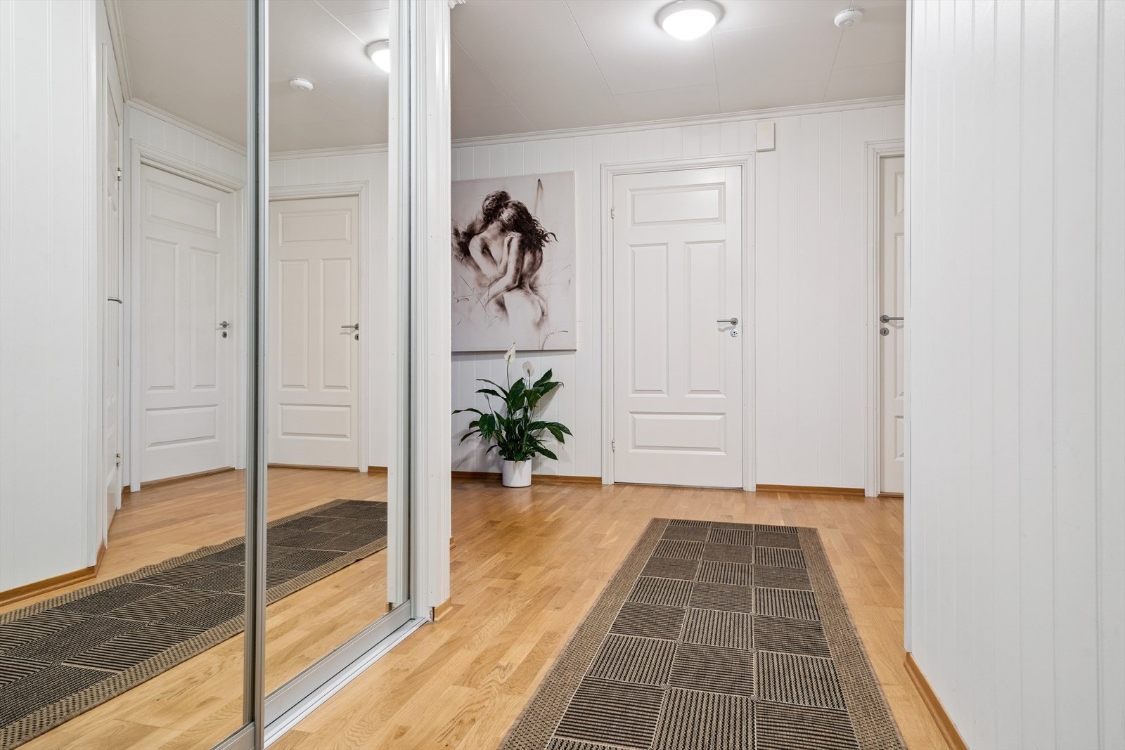 Leiligheten disponerer en bod på 2,5 kvm like utenfor inngangsdøren, og en bod nede ved carporten. Galleribilde