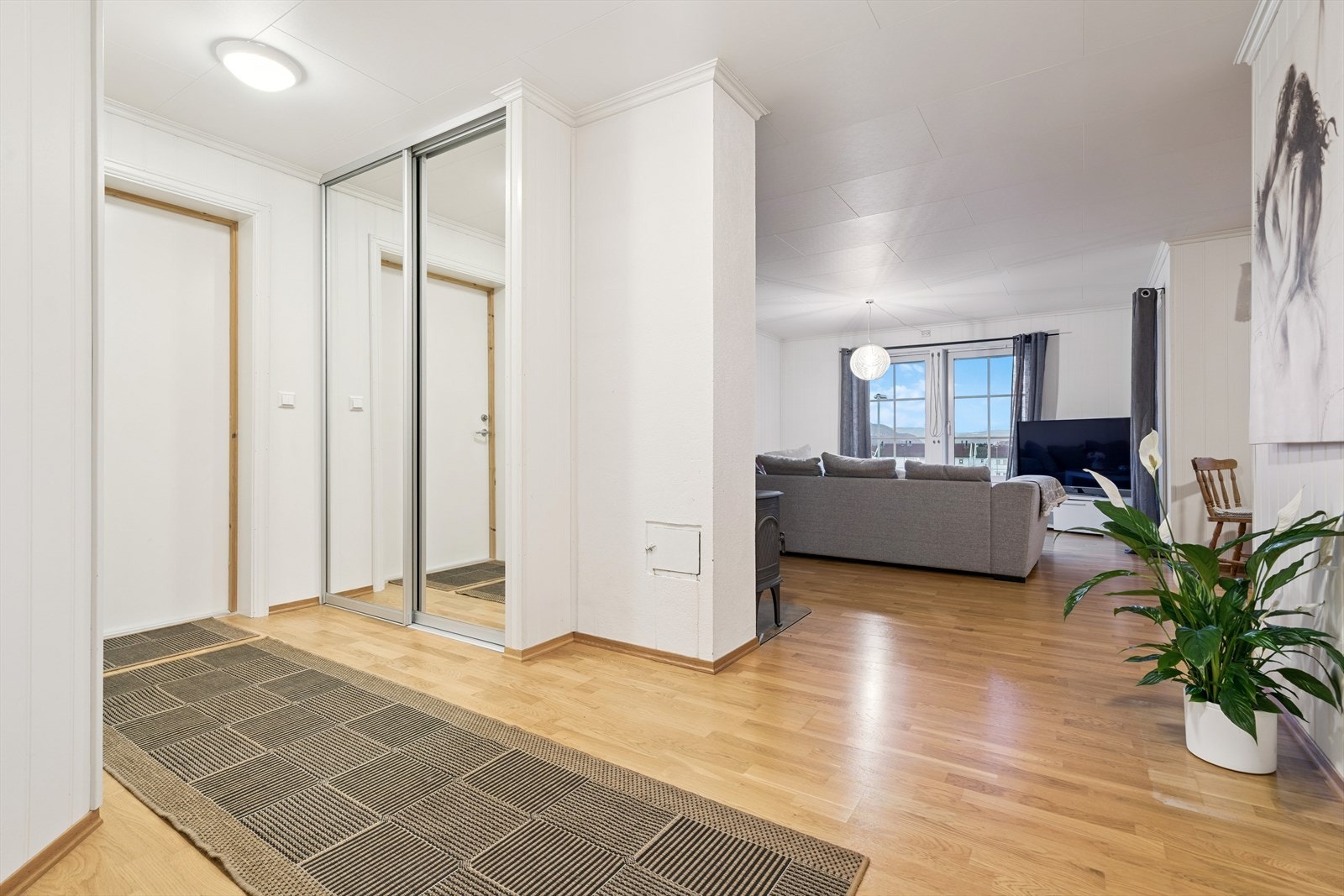 Romslig entrè på 9,5 kvm med praktisk skyvedørsgarderobe. Galleribilde