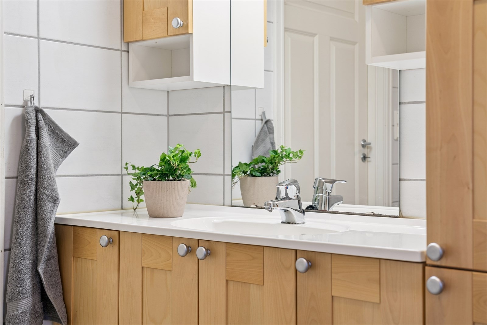 Badet er utstyrt med behagelig gulvvarme og vegghengt toalett. Galleribilde