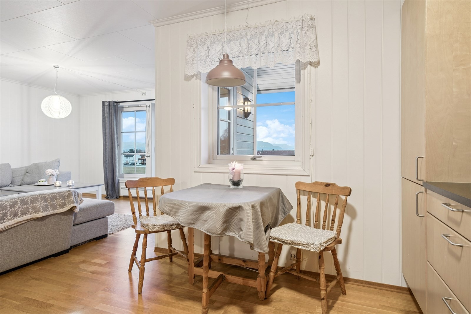 Leiligheten har en åpen stue-/kjøkken løsning på 33 kvm. Her får du god plass til en spisegruppe mellom stuen og kjøkkenet. Galleribilde