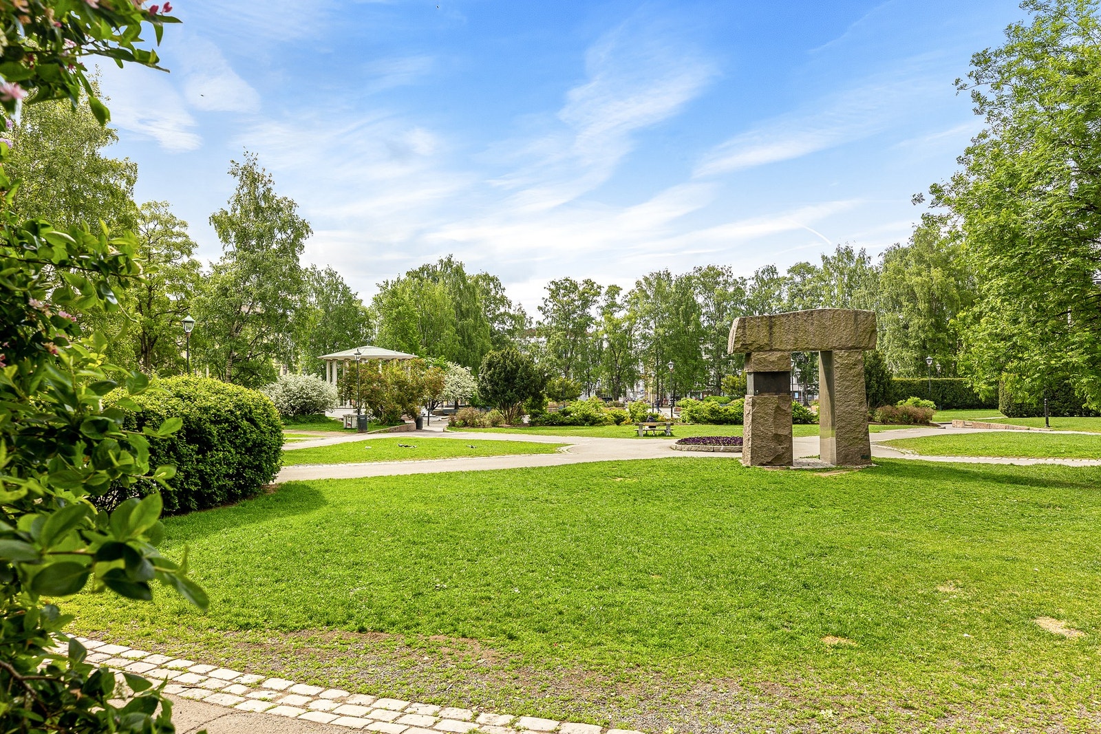 Nærområdet inneholder flere av byens flotteste parker her representert ved Birkelunden. Dette er byens grønne lunger som fungerer som flotte samlingssteder på både sommers- og vinterstid. Galleribilde