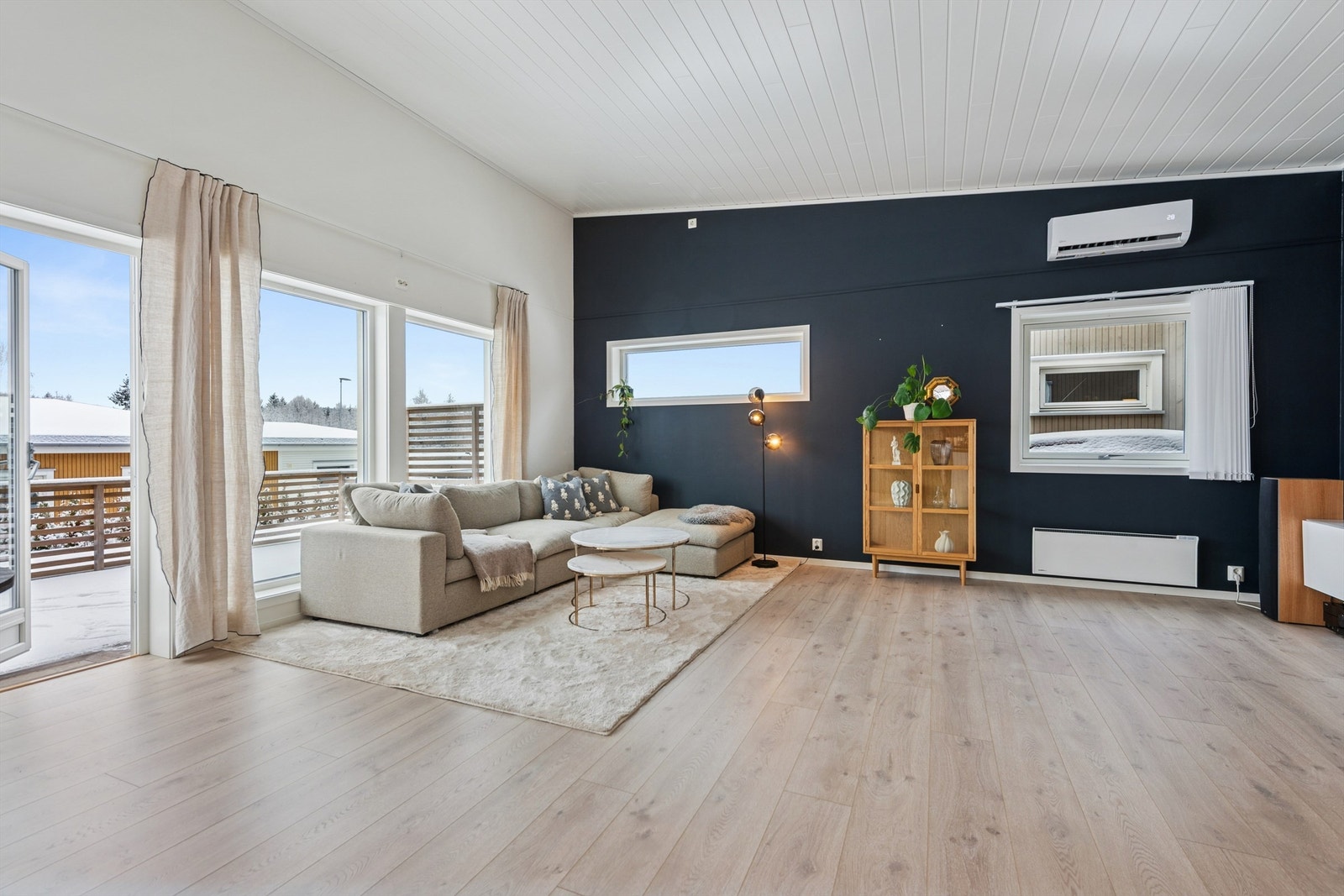 Fra stuen er det direkte utgang til en romslig og solrik terrasse. Galleribilde