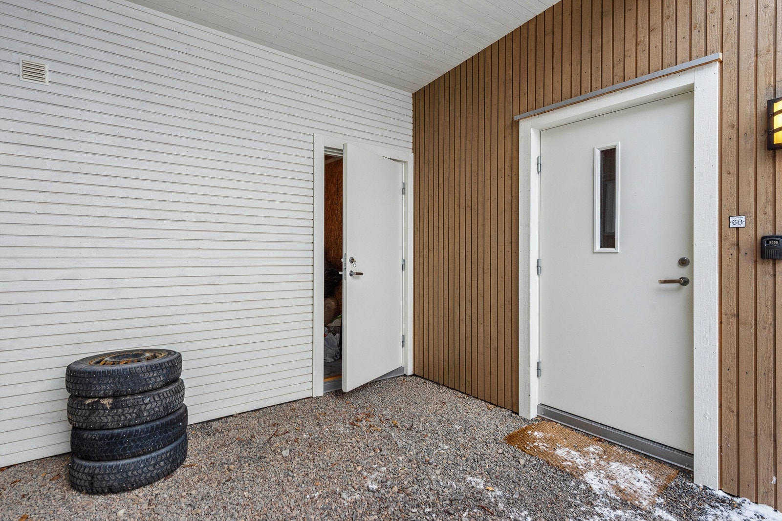 Overbygget inngangsparti med tilhørende utvendig bod for ekstra lagring. Galleribilde