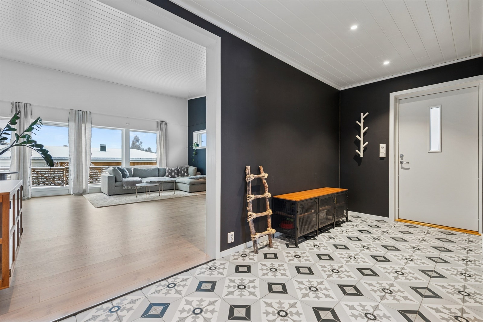 Velkommen inn! Entréen er romslig og har og god plass til garderobeløsning for klær og sko. Galleribilde