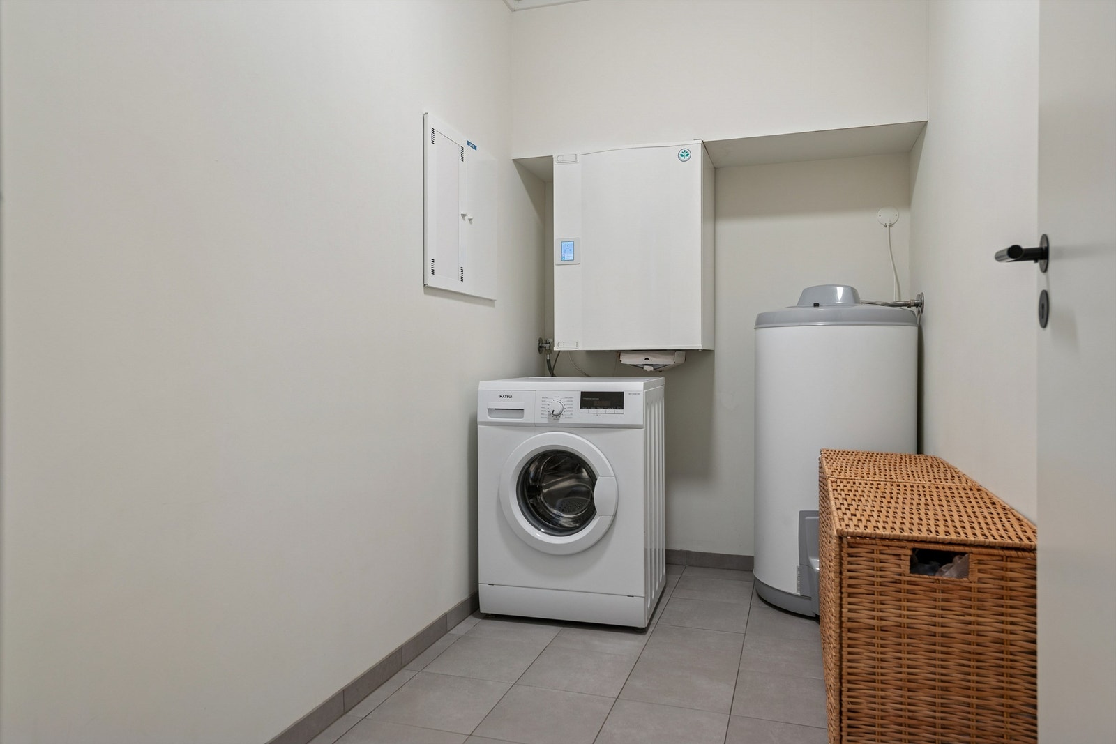 Separat og praktisk vaskerom med opplegg for vaskemaskin. Rommet var opprinnelig en bod og bruksendring er ikke omsøkt. Galleribilde