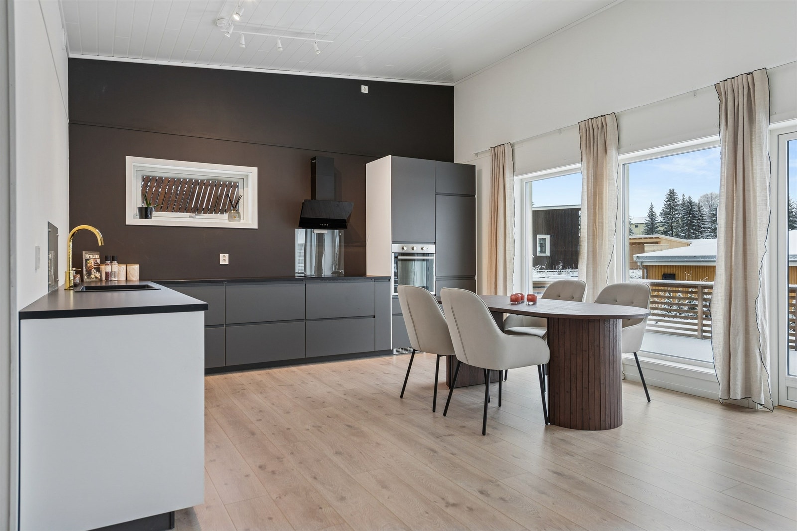 Rikelig med skap- og benkeplass gjør kjøkkenet både funksjonelt og ryddig. Galleribilde