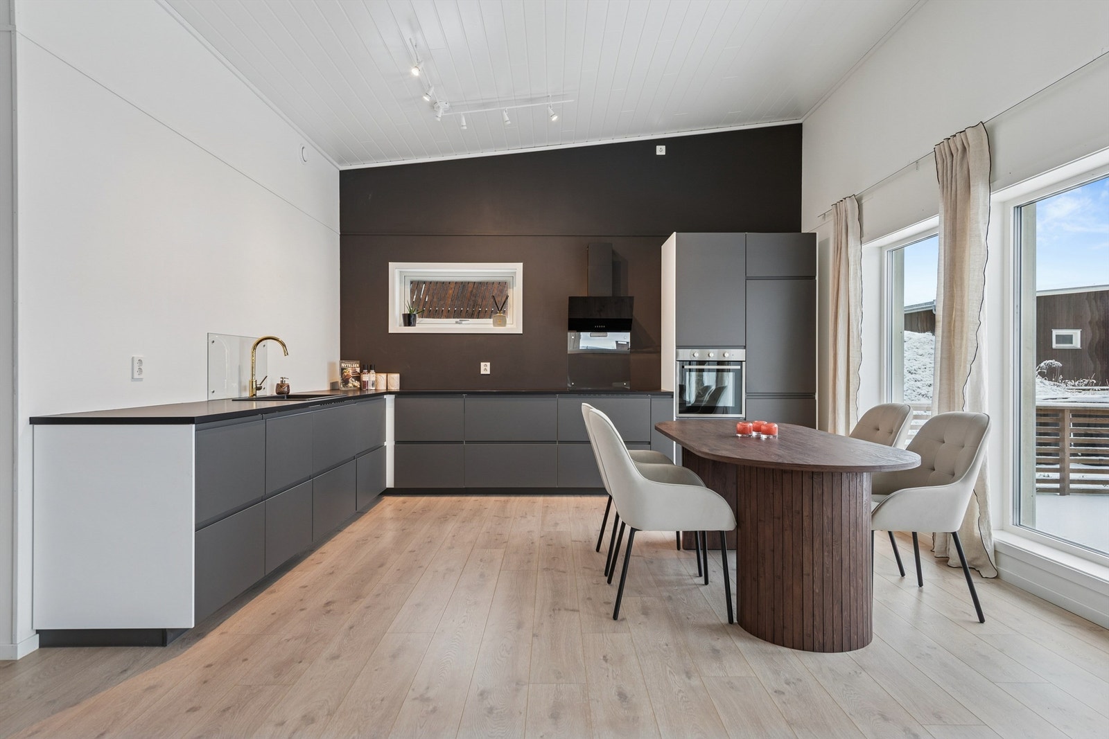 Det er god plass til spisebordet som danner en naturlig overgang mellom stuedel og kjøkken. Galleribilde