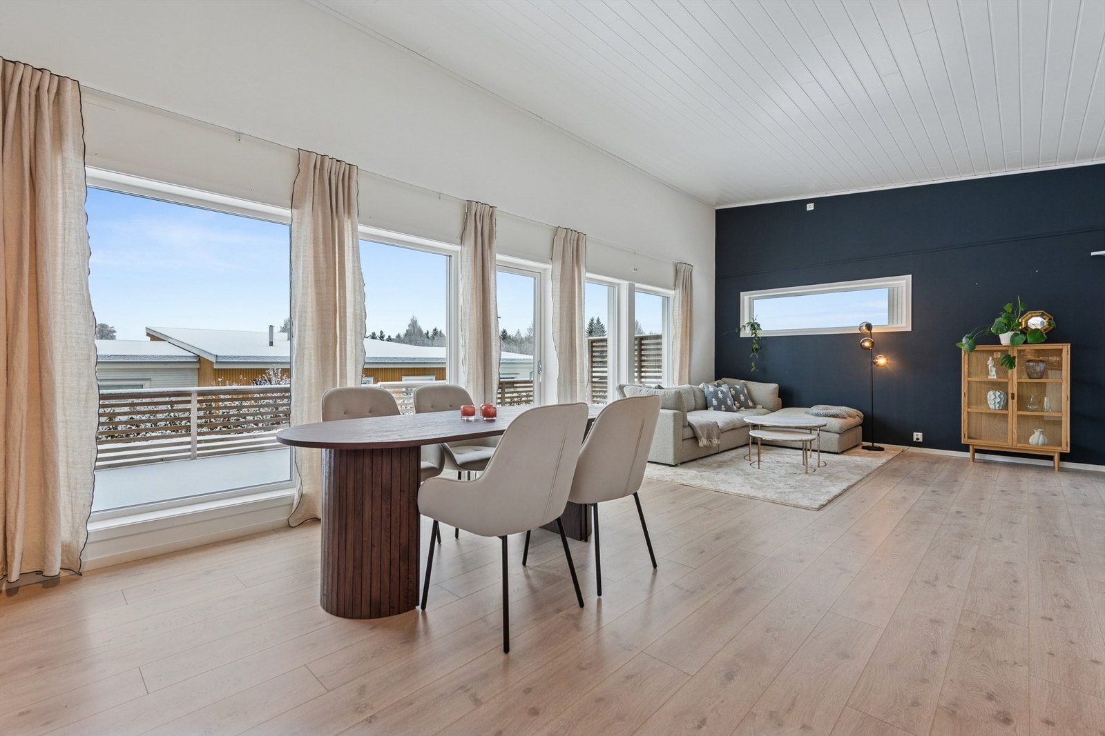 De store vindusflatene gir rikelig med naturlig lys og en luftig atmosfære. Galleribilde