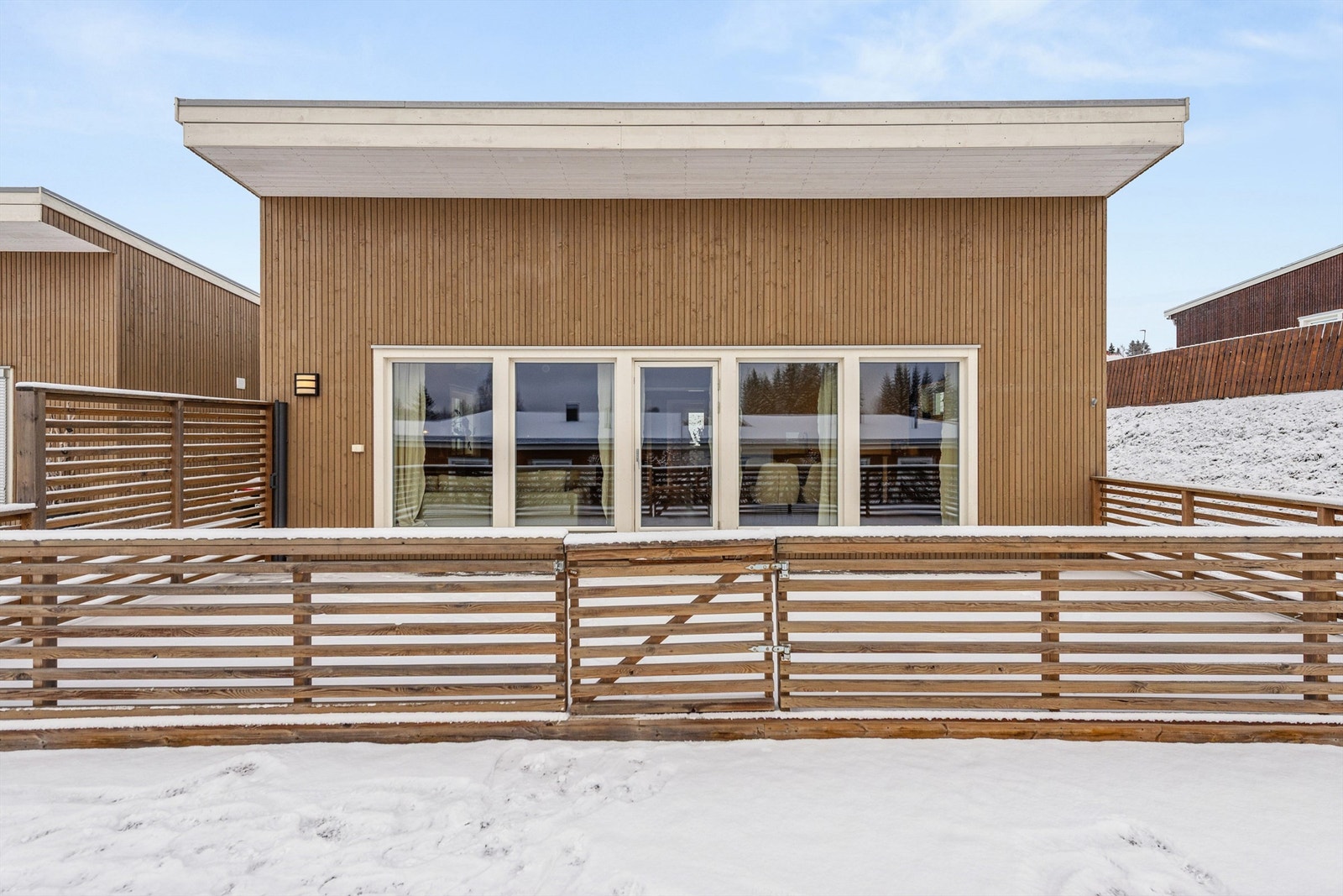 Moderne halvpart av tomannsbolig med store vindusflater og arealeffektiv planløsning. Galleribilde