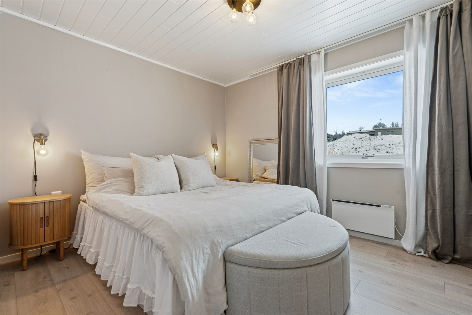 Hovedsoverommet er romslig med plass til dobbeltseng og tilhørende møblement. Galleribilde