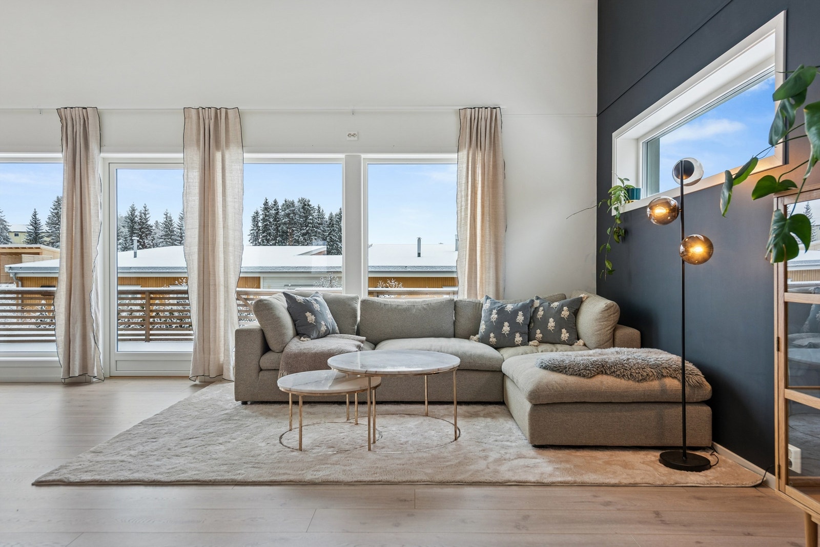 Gjennomgående laminatgulv og panel i taket gir et helhetlig og rent inntrykk. Galleribilde