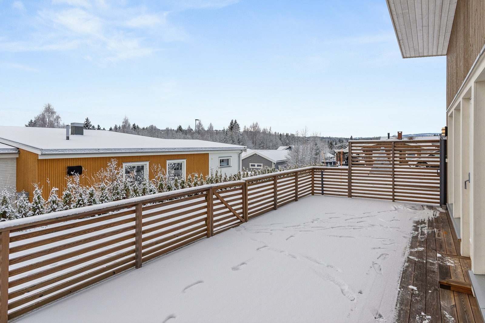 Den store balkongen vender ut mot nærområdet og har gode solforhold. Galleribilde