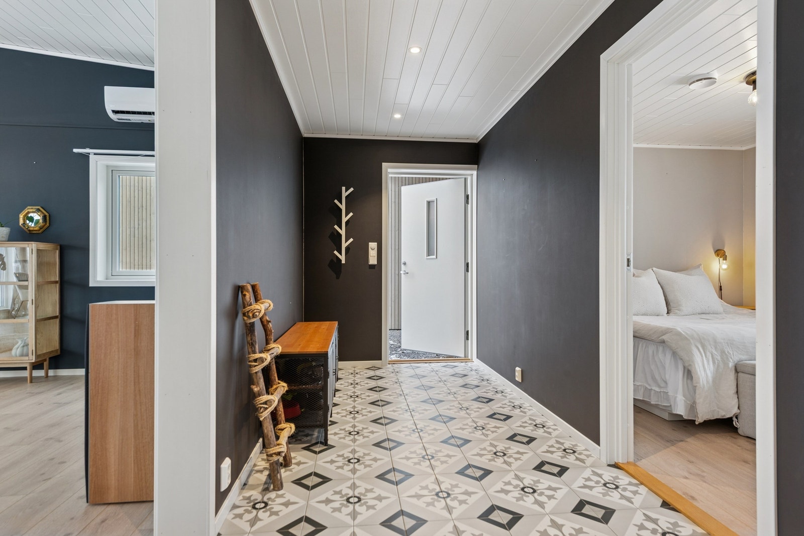 Fra gangen er det direkte tilgang til stue, bad og boligens to soverom. Galleribilde