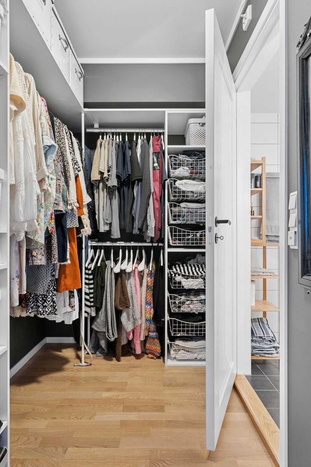 Walk-in-closet med god oppbevaringsplass. Galleribilde