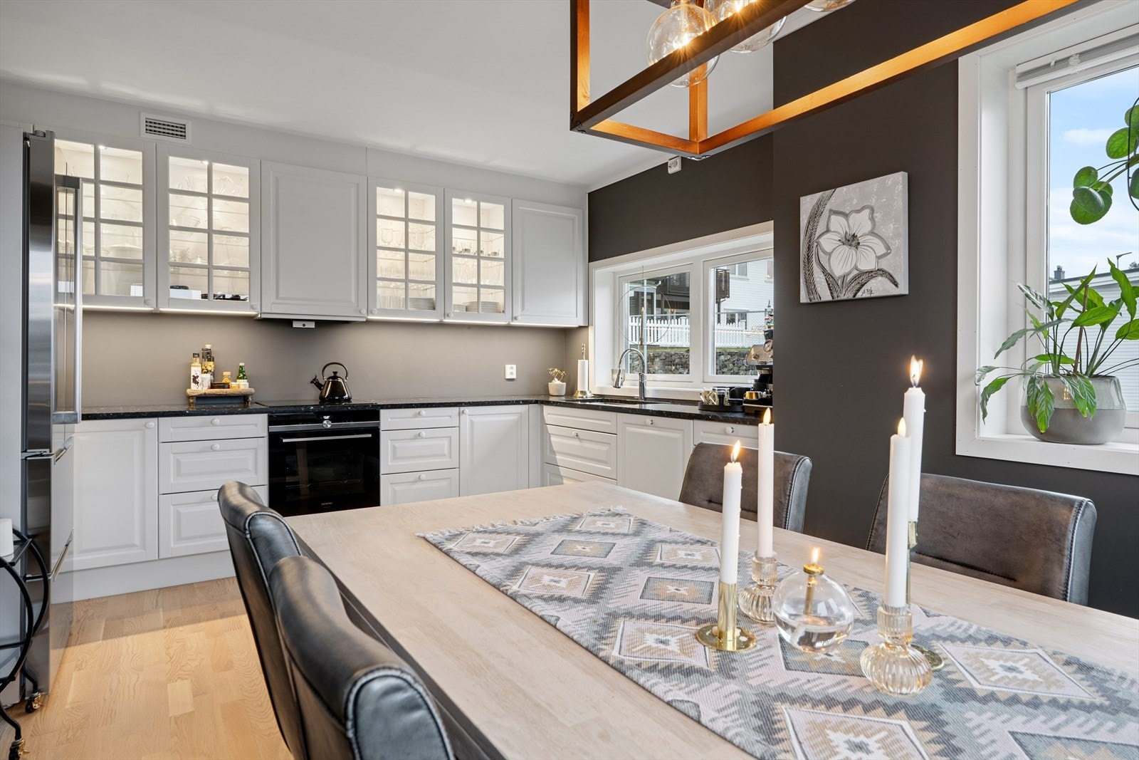 Overskap med glassfronter med belysning som gir et elegant og stilrent uttrykk. Galleribilde