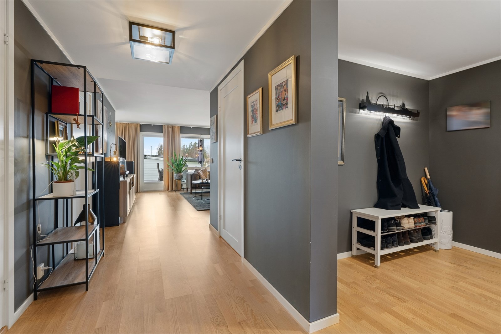 Romslig gang med god plass til yttertøy. Galleribilde