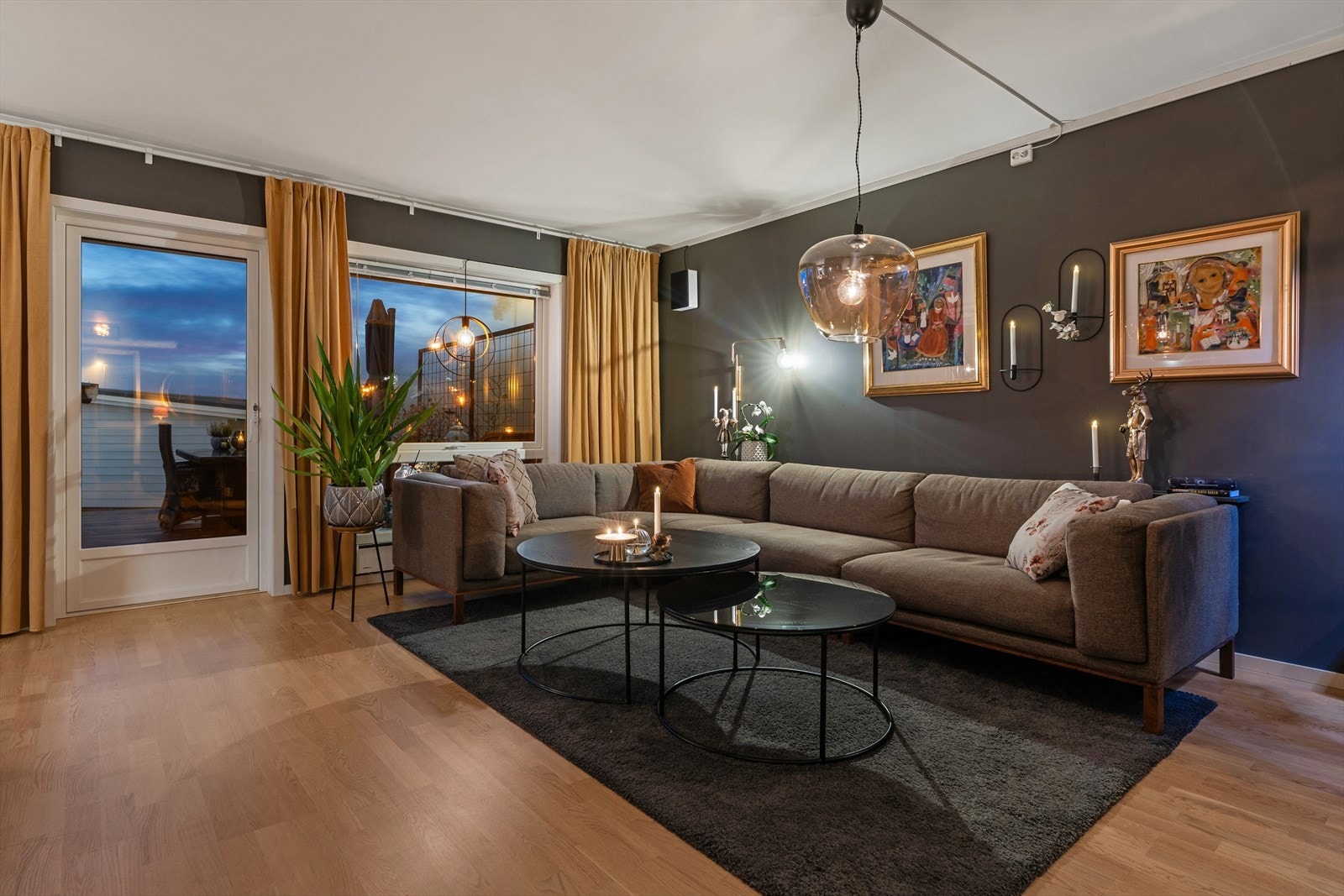 Stuen er malt i en behagelig mørk farge, som gir en lun og god stemning. Galleribilde