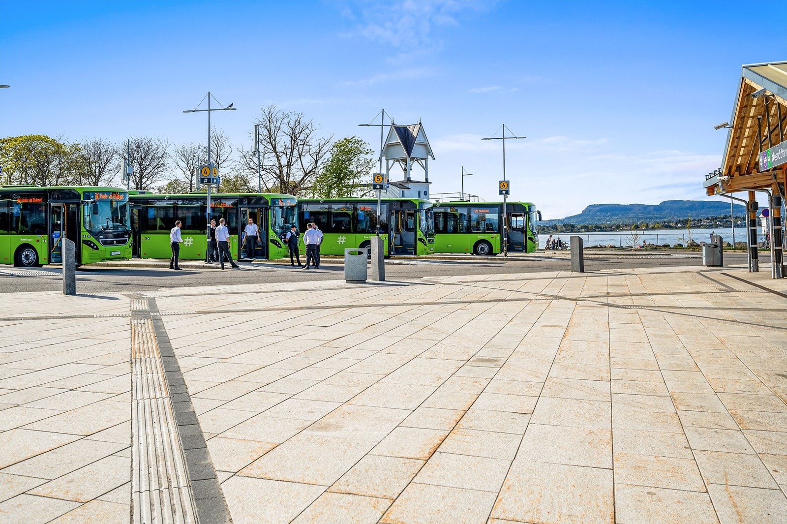 Fra boligen tar det ca. 10 minutter å gå til nærmeste bussholdeplass. Buss og båt korresponderer gjennom hele dagen. Fra nærmeste bussholdeplass tar det ca. 35 minutter før man er på Nesoddtangen brygge, som tar deg til Lysaker eller Aker Brygge. Galleribilde