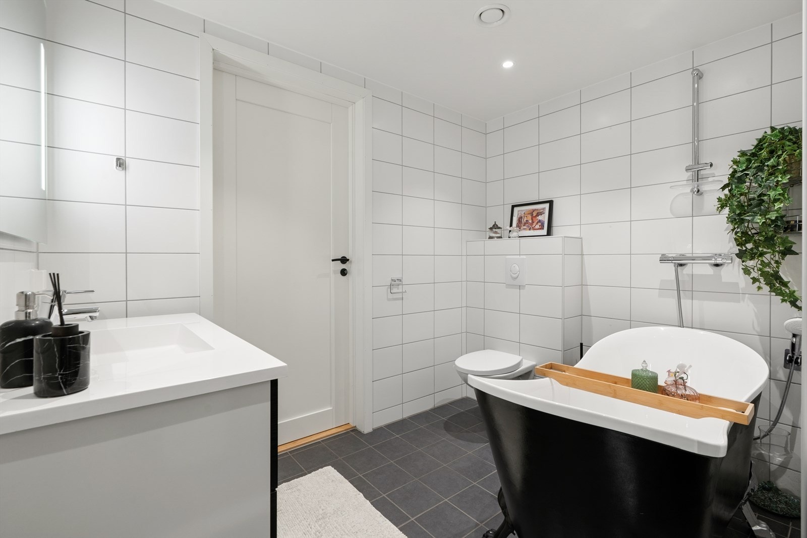 Fliser på gulv og vegger. Downlights i taket. Galleribilde