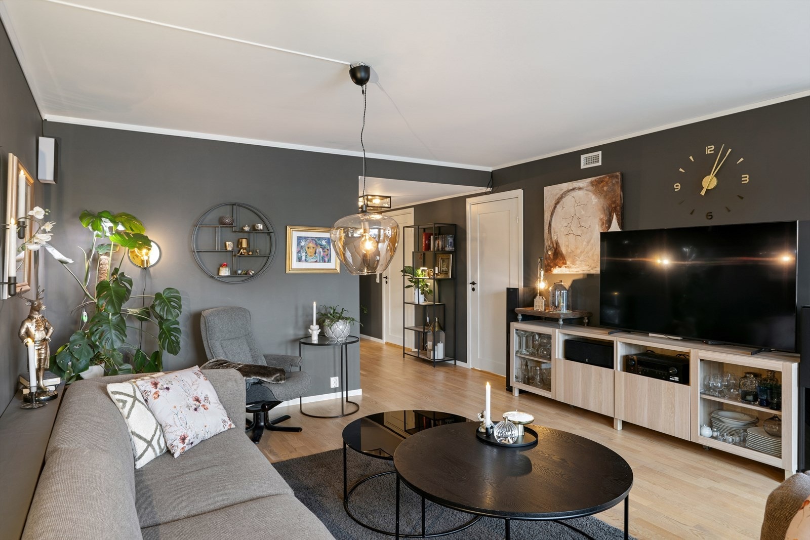 Boligen fremstår som lys og trivelig og med standard hovedsakelig fra byggeåret. Galleribilde