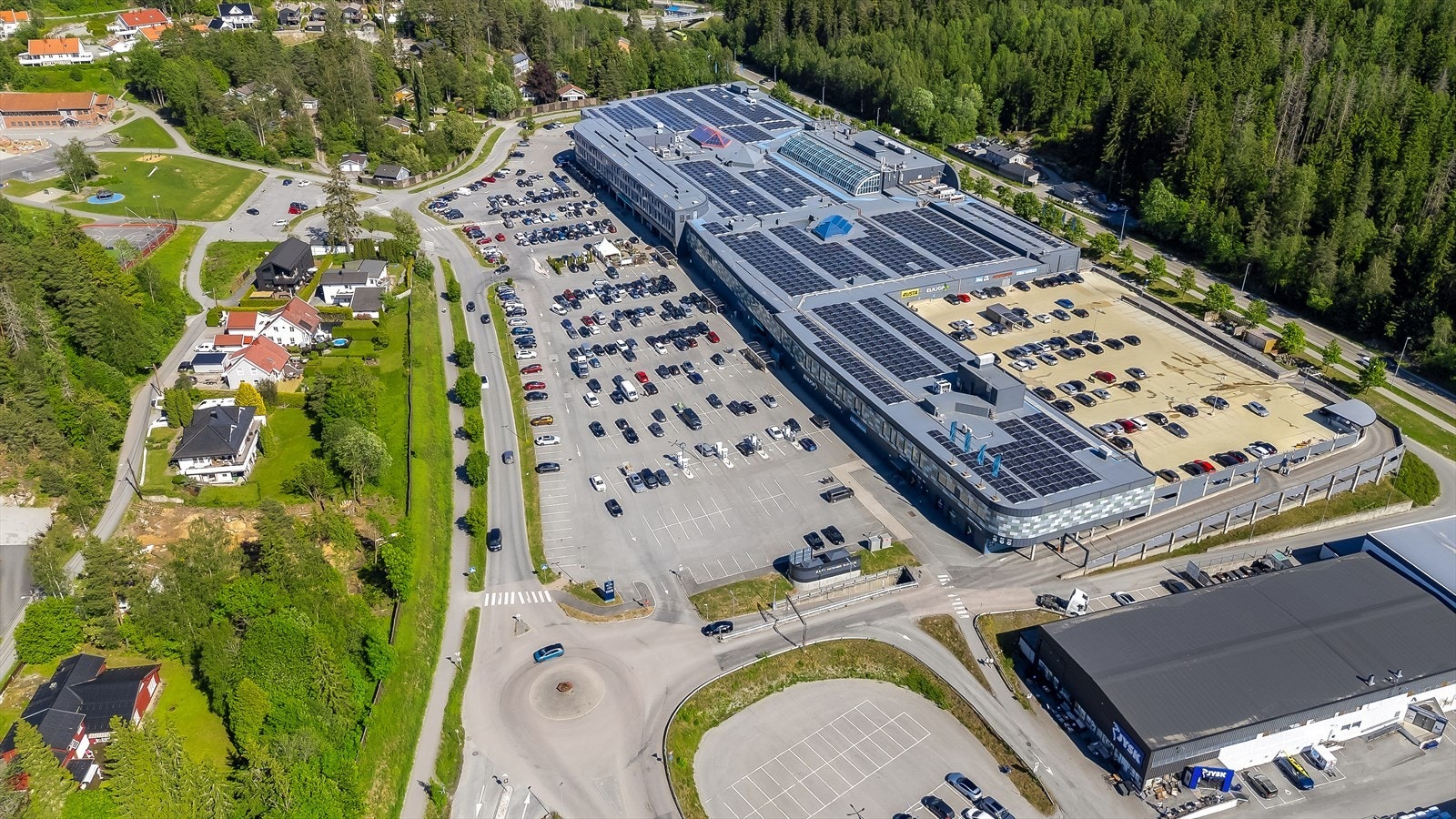 Kort vei til Vinterbro senter. Det tar ca. 20 minutter med bil. Her får man tak i alt man måtte trenge og mer. Galleribilde