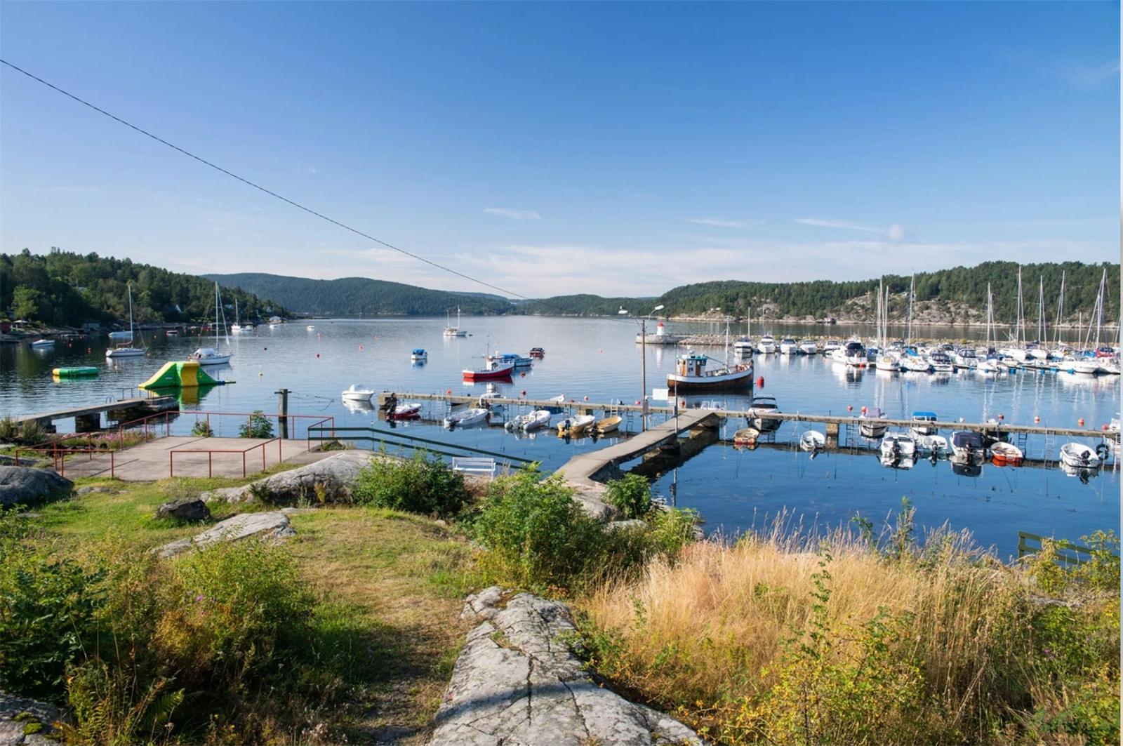 Fagerstrand har én av de største og mest populære strendene, og har flere ulike servicetilbud som: kiosk, badstue og utleie av kajakk. Galleribilde