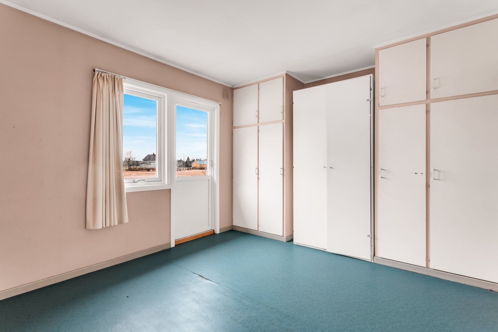 Det er god med oppbevaringsplass i garderobeskap. Galleribilde